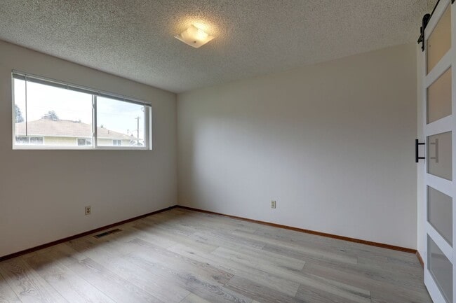 Building Photo - Beautiful, Remodeled Burien Rambler Available Now! 3Bedrooms Plus Den!
