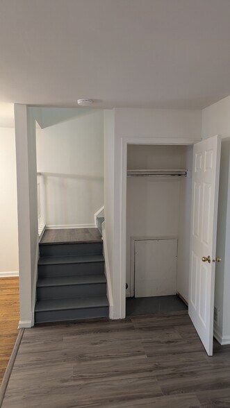 To second floor - 1718 Redwood Ct