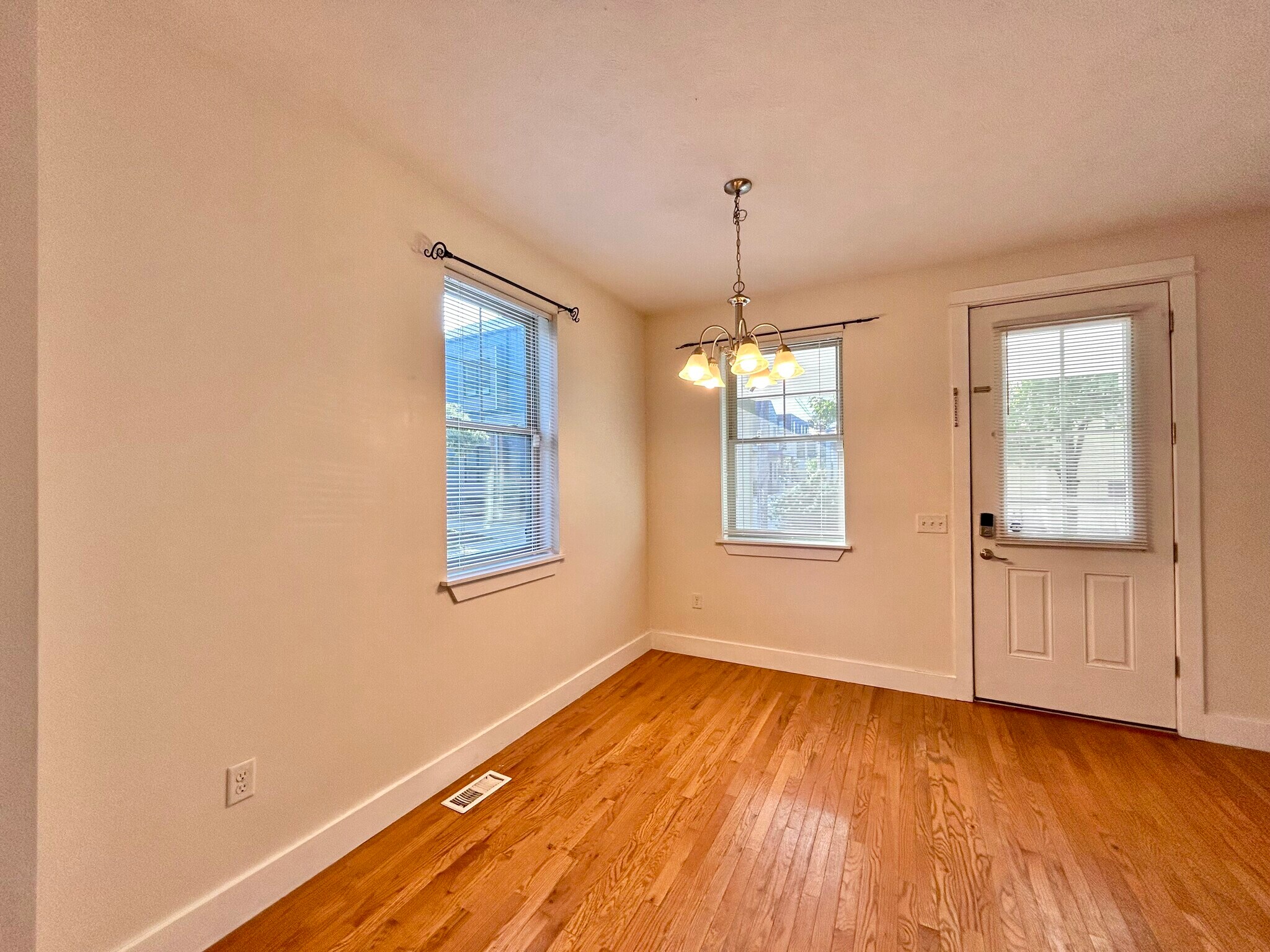 Dining Area - 327 Freyling Pl SE