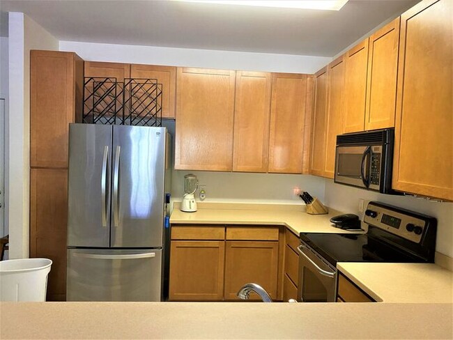 Building Photo - Furnished! Cozy one bedroom with large bed...