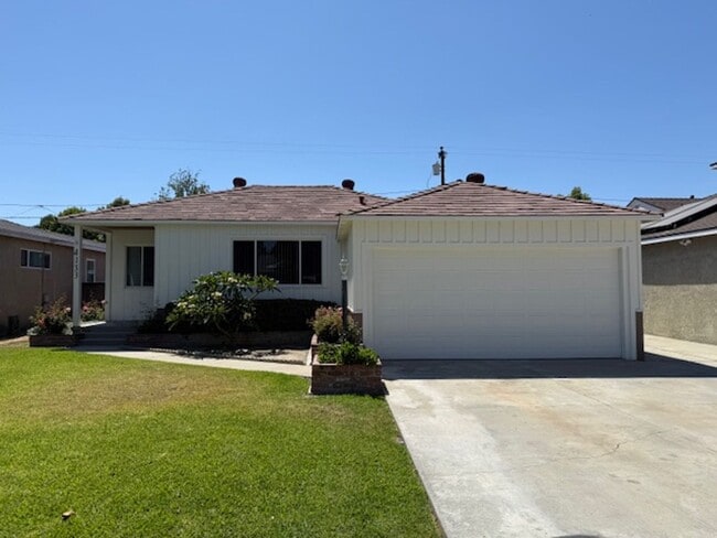 Building Photo - REDONE CUTE 2BED/1BATH HOUSE W/ REFURBISHE...