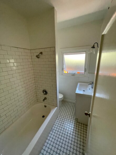 Building Photo - 210 Frisbie St