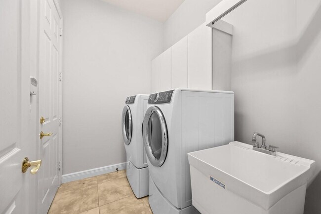 Building Photo - 844 SW Pebble Ln