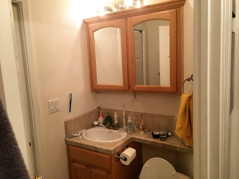 Building Photo - 839 S Knickerbocker Dr