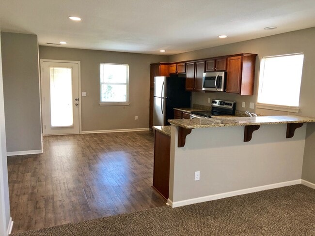 Building Photo - Newer 2 Bed 2 Car Attached Villa in Blue S...
