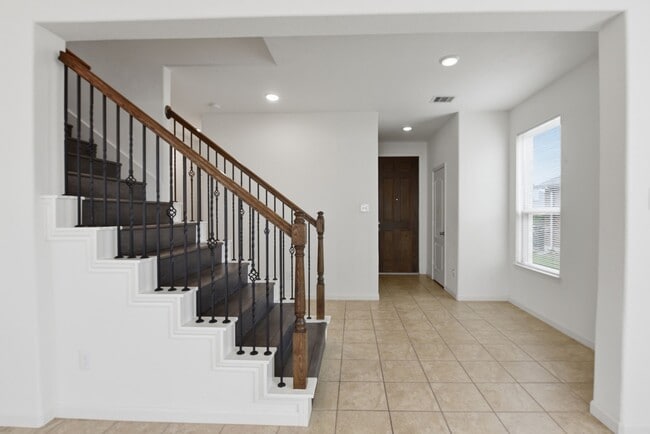Building Photo - 2518 Boxwood Park