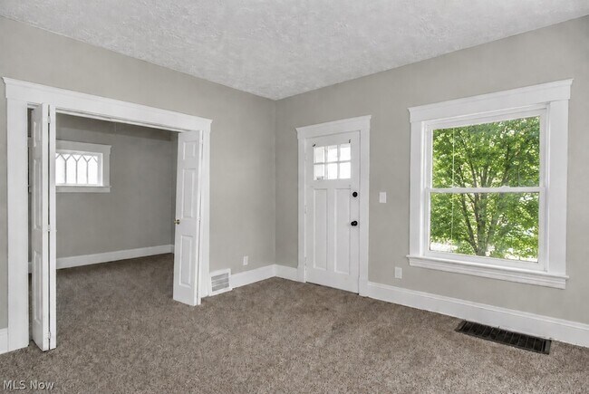 Building Photo - 3100 Montclair Ave