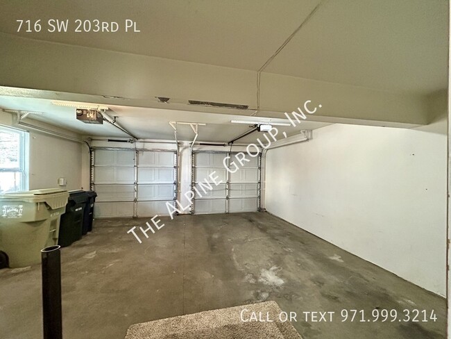 Building Photo - End-Unit Townhome in Quiet Location!