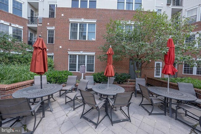 Building Photo - 300 W Elm St