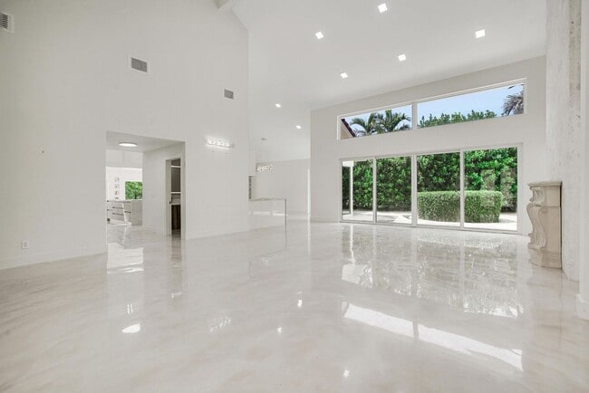 Building Photo - 7351 Valencia Dr