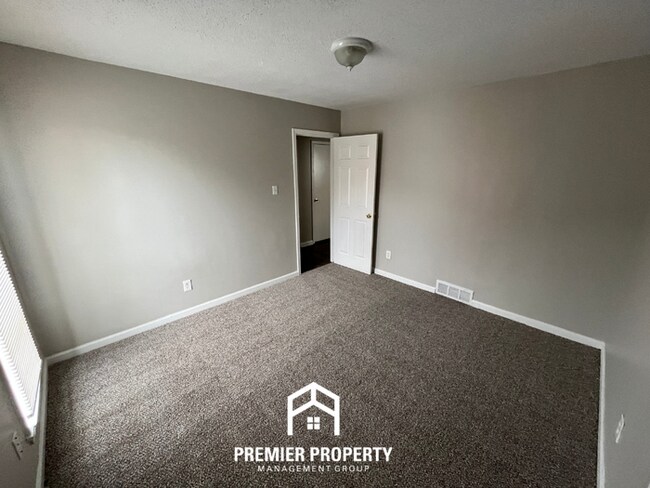 Building Photo - 3-Bedroom Single-Family Home for Rent in Memphis, TN - Vaulted Ceilings & Fenced Yard