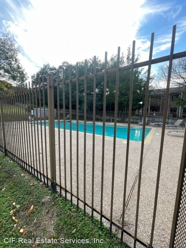 Building Photo - 2 br, 1 bath House - 1500 Lake Shore Dr. U...