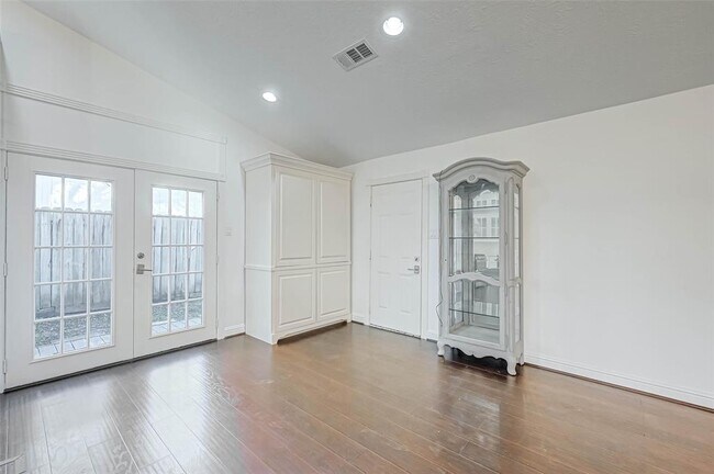 Building Photo - 520 E Castle Harbour Dr