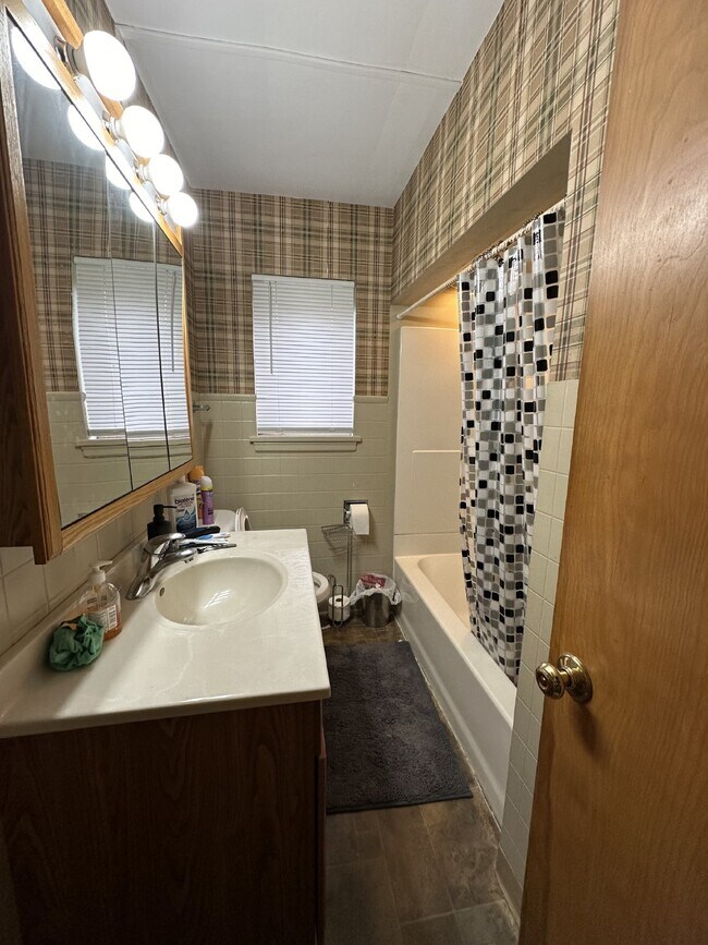 Building Photo - One Bedroom One Bath Unit in Triplex near Downtown and UWEC!