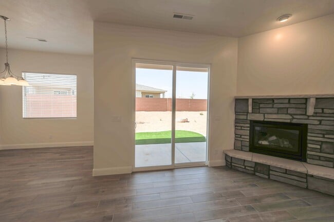 Building Photo - New Townhome in Hurricane