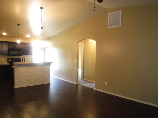 Building Photo - Beautiful 3bed, 2bath home located just of...