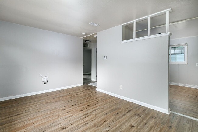 Building Photo - "Charming 3-Bedroom Gem with Cozy Living Space in Saint Louis!"