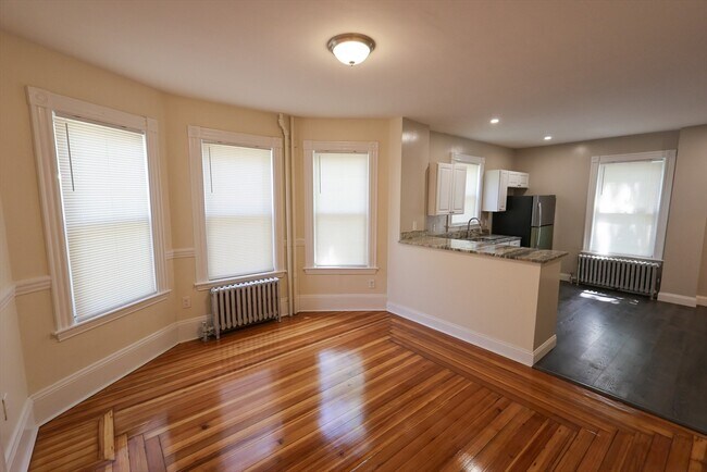 Building Photo - 32 Robinson St