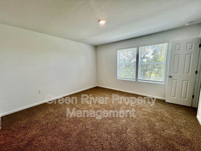 Building Photo - 827 Rivertree Pl