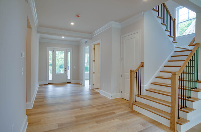 Large Foyer - 1419 Cottage St SW