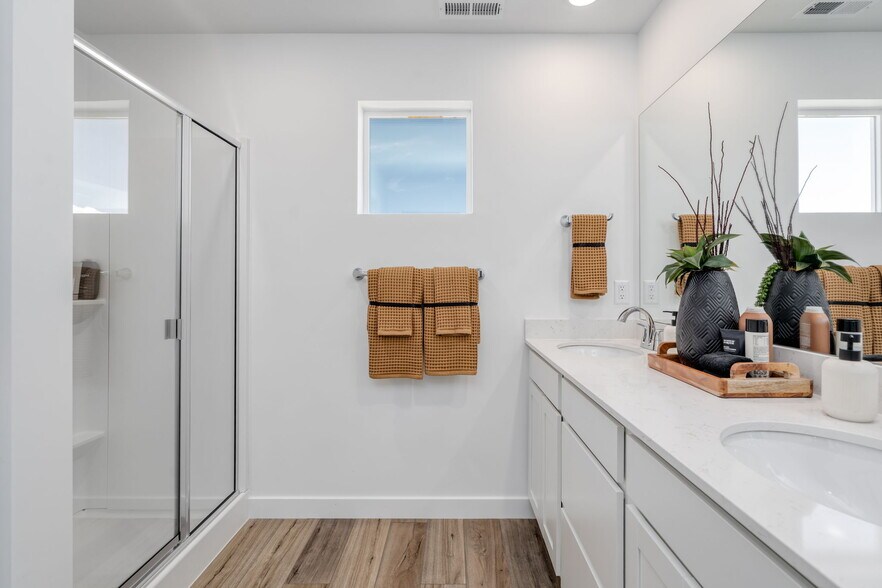 Building Photo - 1566 N Summer Spgs Cv