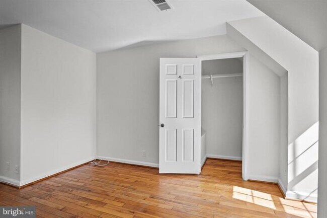 Building Photo - Charming 1-Bedroom Townhouse with 2 Full Baths in Arlington