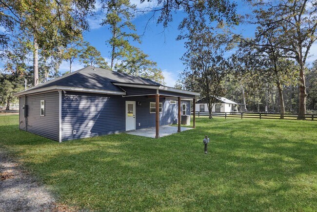 Building Photo - Spacious 3 Bedroom Home with Bonus Suite i...