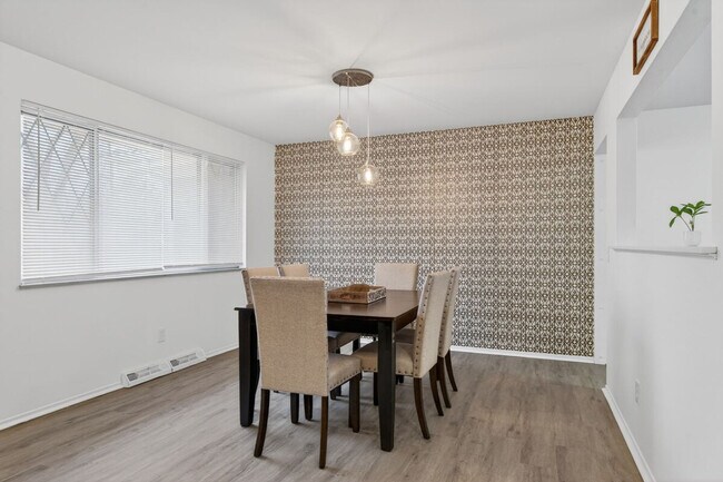 Building Photo - 1545 Reale Ave