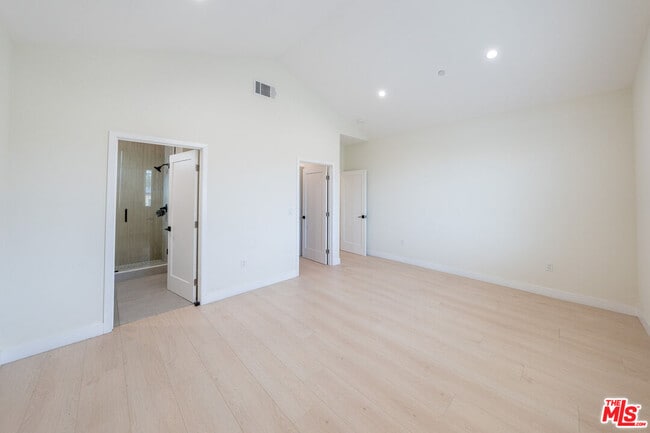 Building Photo - 815 E Elmwood Ave