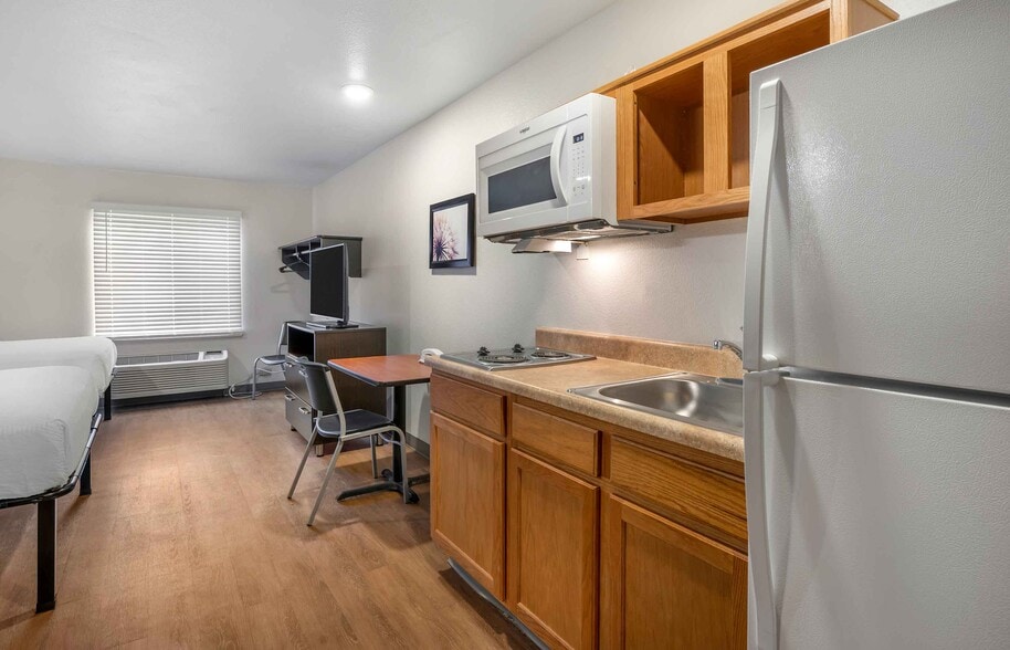 Building Photo - Furnished Studio-Indianapolis - West