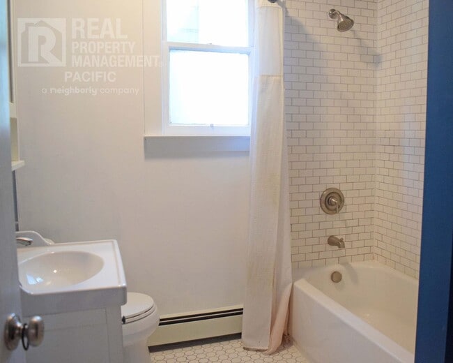 Building Photo - Spacious 3 Bedroom in Prime Location