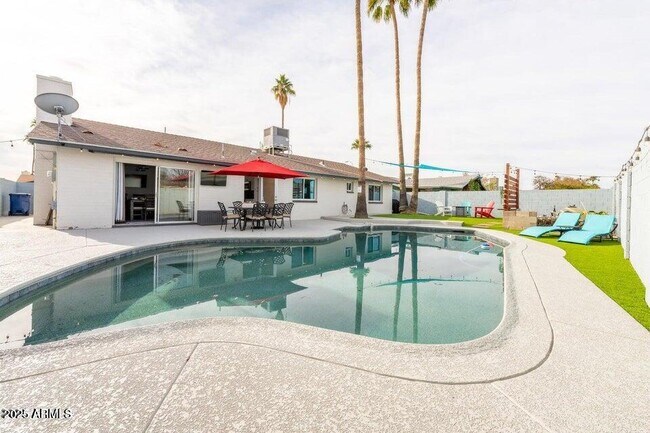 Building Photo - 2430 E Hermosa Dr
