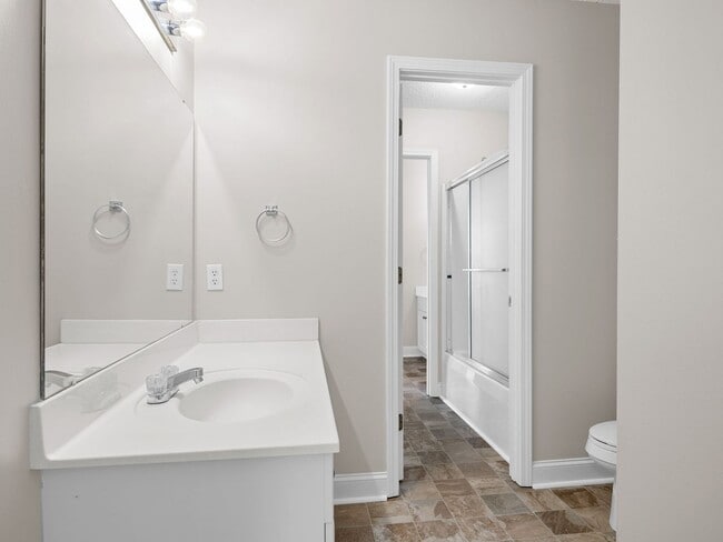 Building Photo - Freshly Renovated 2 BR, 2.5 BA Townhome Mi...