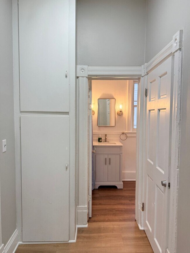 Building Photo - 920 S Jackson St