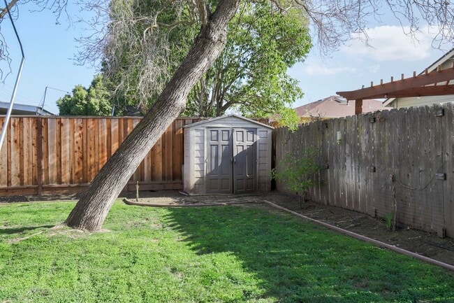 Building Photo - 3 Bed / 2 Bath Redwood City home with calming backyard oasis and a white picket fence. YouTube to...