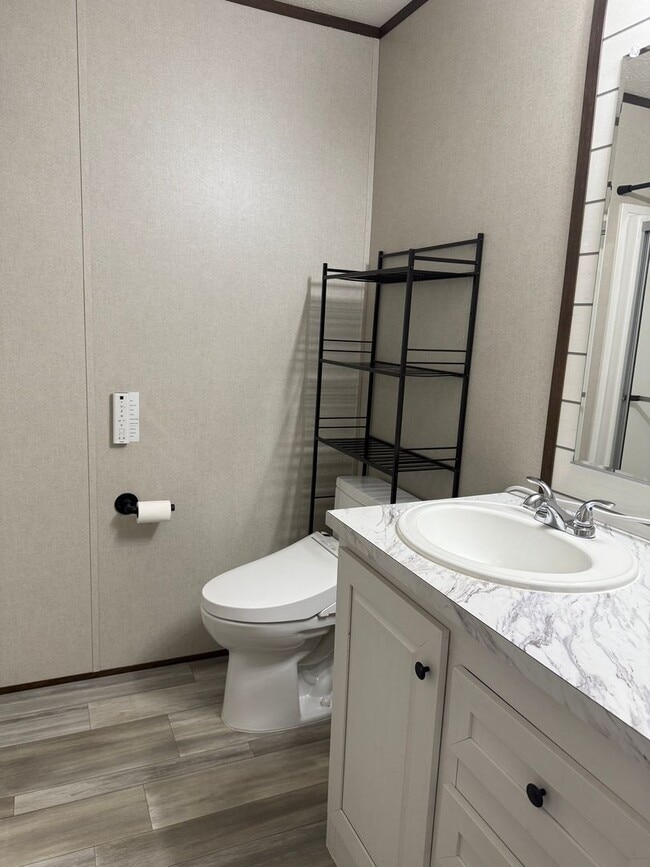 Building Photo - Newer Mobile Home in Country Setting