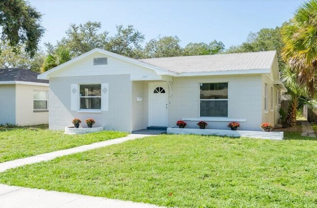 Primary Photo - Housing Voucher Accepted: Charming 3-Bedro...