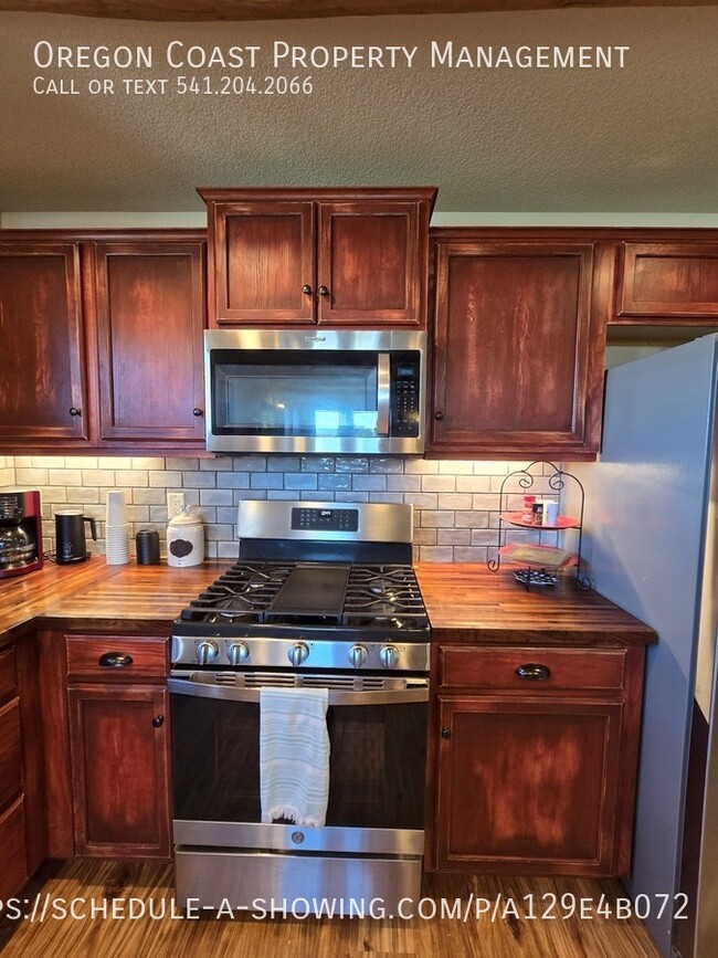 Building Photo - Furnished 2bed/1bath - Middle Floor Apartment