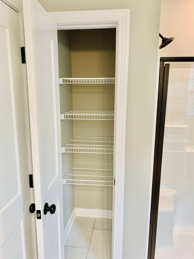 Building Photo - 850 McIntyre St