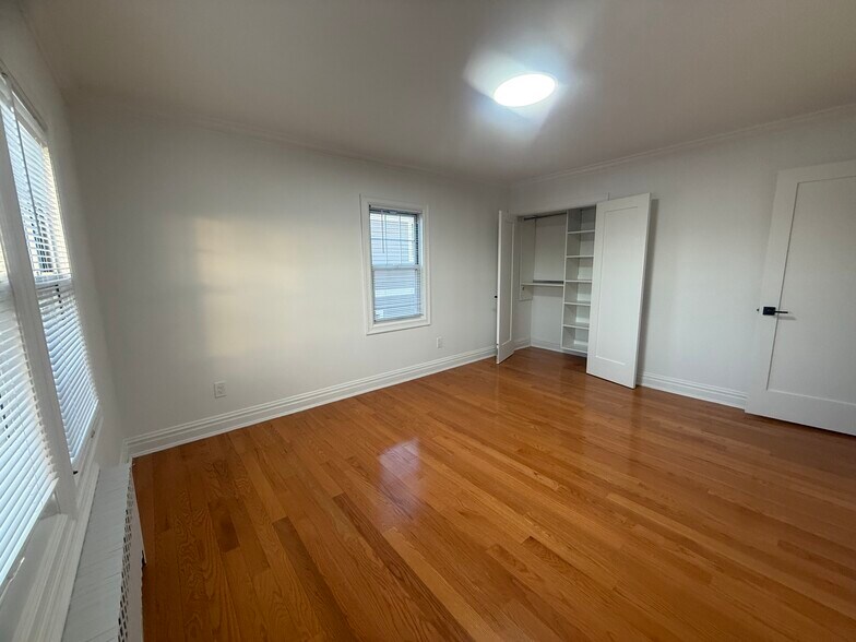 Building Photo - 260 Gainsborg Ave E