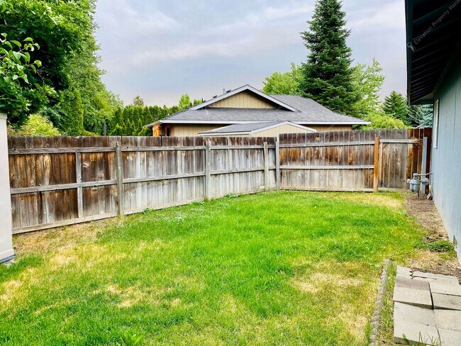 Building Photo - 61875 Avonlea Cir