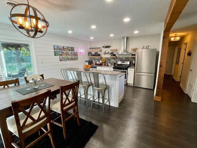 Building Photo - 104 SE 12th St