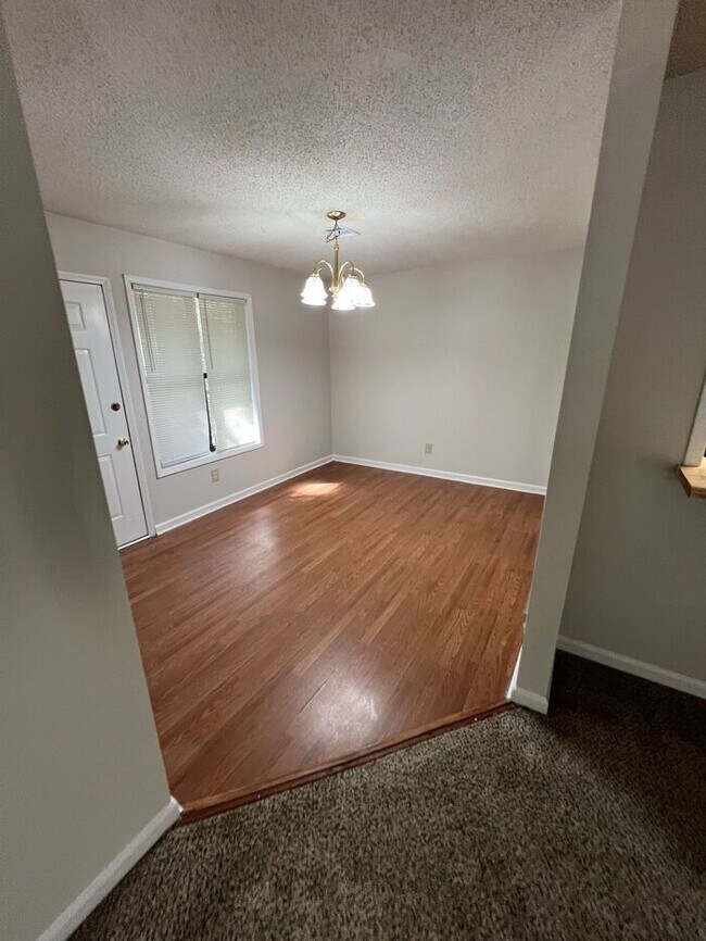 Building Photo - READY NOW! Top-Floor 2 Bedroom, 2 Bath Uni...