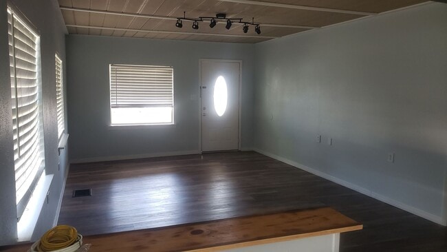 Building Photo - 3 bedroom 1 bath