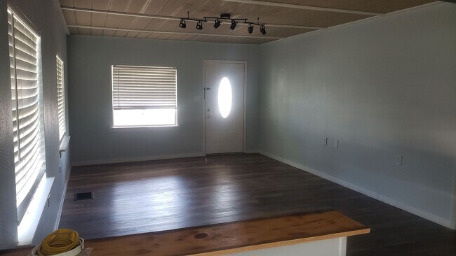 Building Photo - Move in Special - Half off fist months rent - 3 bedroom 1 bath