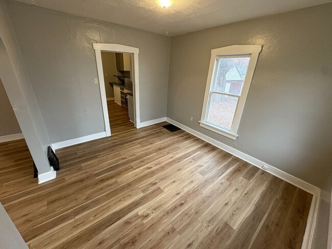 Building Photo - 2 Bed House for Rent! **NO APPLICATION FEES**