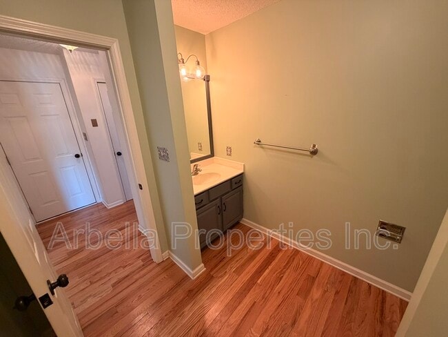 Building Photo - 215 Radford Dr