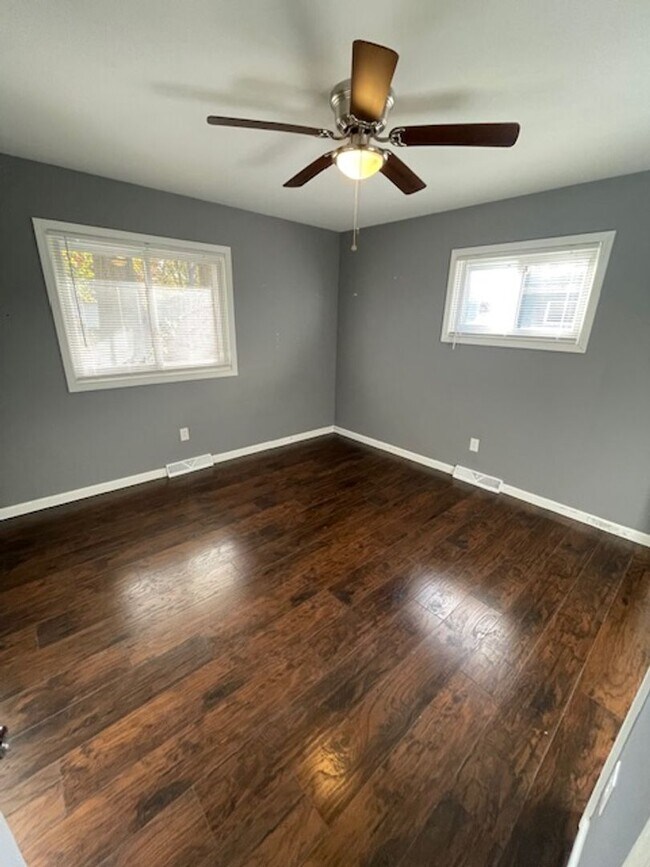 Building Photo - Adorable 3BR 2.5BA Home w/ Sun Room • 2 Car Garage  • Private Yard in Avon Lake