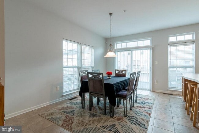 Building Photo - 1752 Theale Way