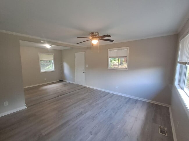 Building Photo - 3 bedroom 1 bath home